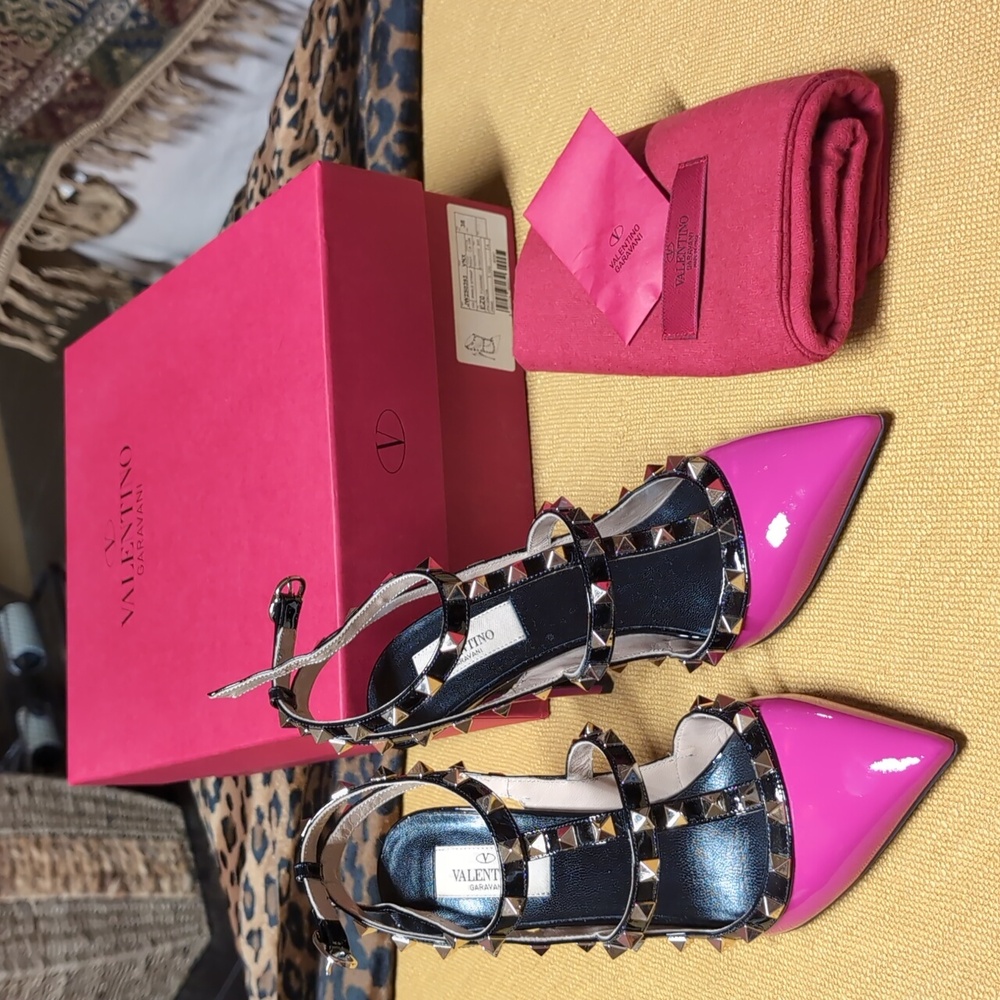 RARE! Valentino Garavani Rockstud Pumps Patent fuchsia